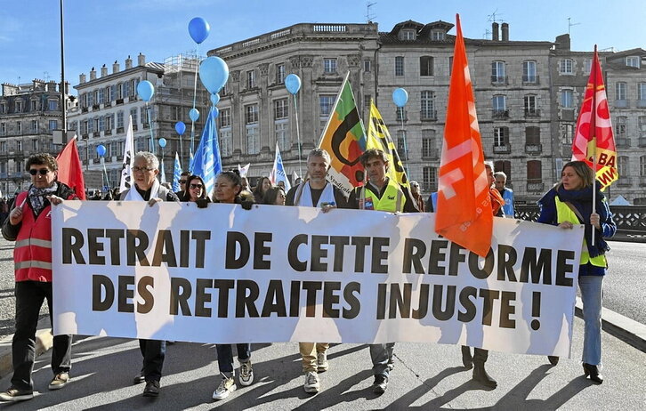Más de 10.000 personas, según los convocantes, volvieron a salir a la calle en Baiona contra la Reforma Borne.