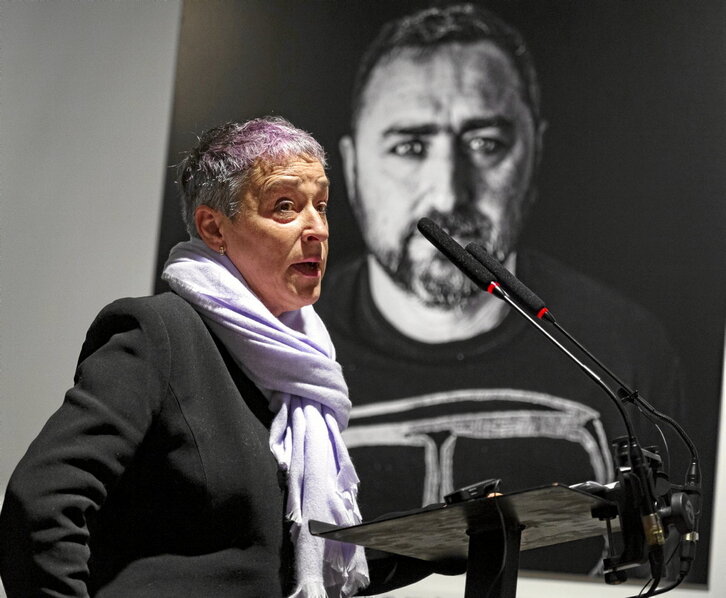 Leonor G. Paque, durante su intervención ante el retrato de otra víctima, Pepe Godoy.
