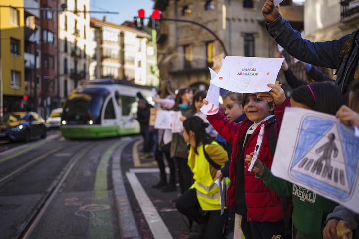 Protesta de la comunidad escolar de Atxuri por un entorno seguro y libre de contaminación.