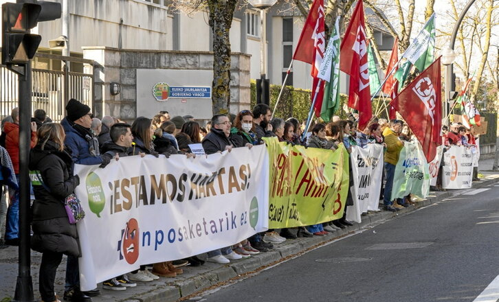 Atzo egindako txistualdia, Osakidetzako Zerbitzu Zentralen egoitzan.
