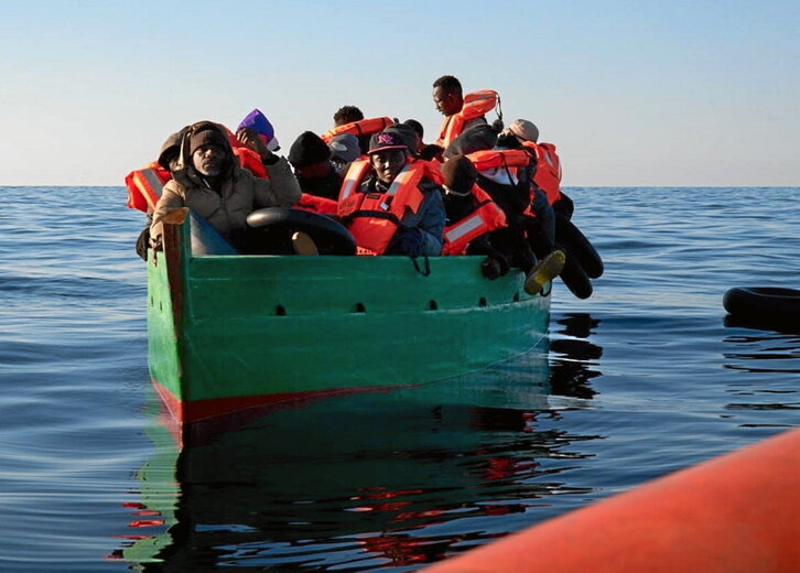 Aita Marik erreskatatutako lagunak txalupatxo batean zihoazen ezin kabituta.