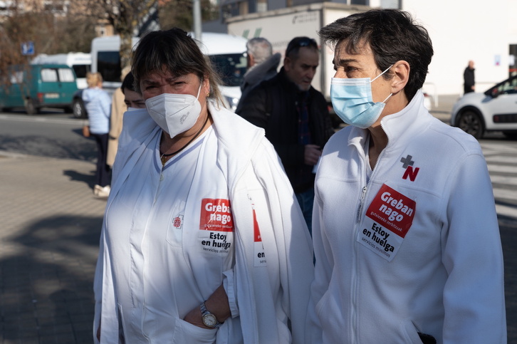 Dos sanitarias con pegatinas toman parte de la huelga y las movilizaciones del miércoles.