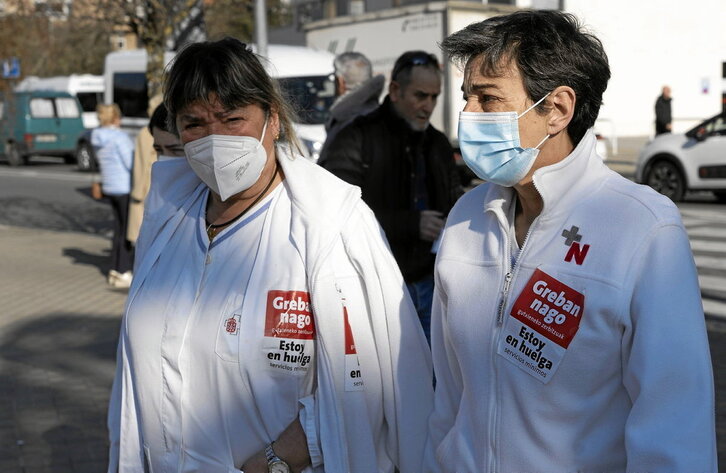 Dos sanitarias con pegatinas toman parte de la huelga y las movilizaciones del miércoles.