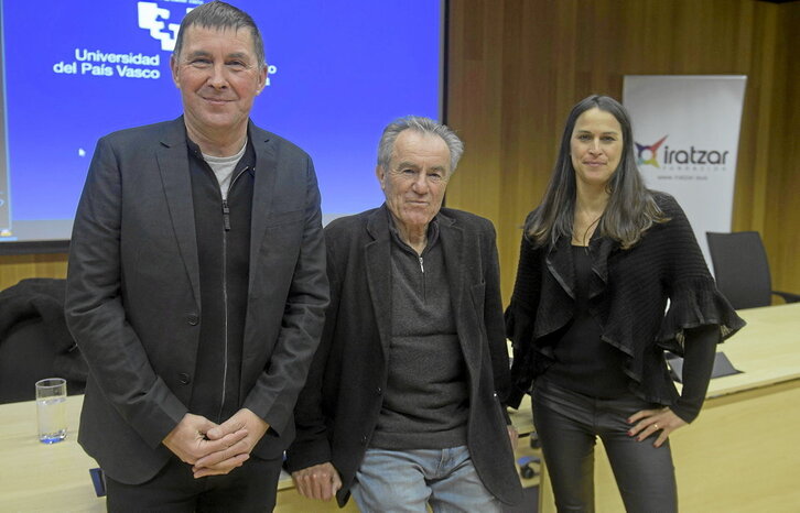 Arnaldo Otegi, Javier Pérez Royo y Silvina Romano, antes de comenzar la mesa redonda organizada por la Fundación Iratzar en Donostia.