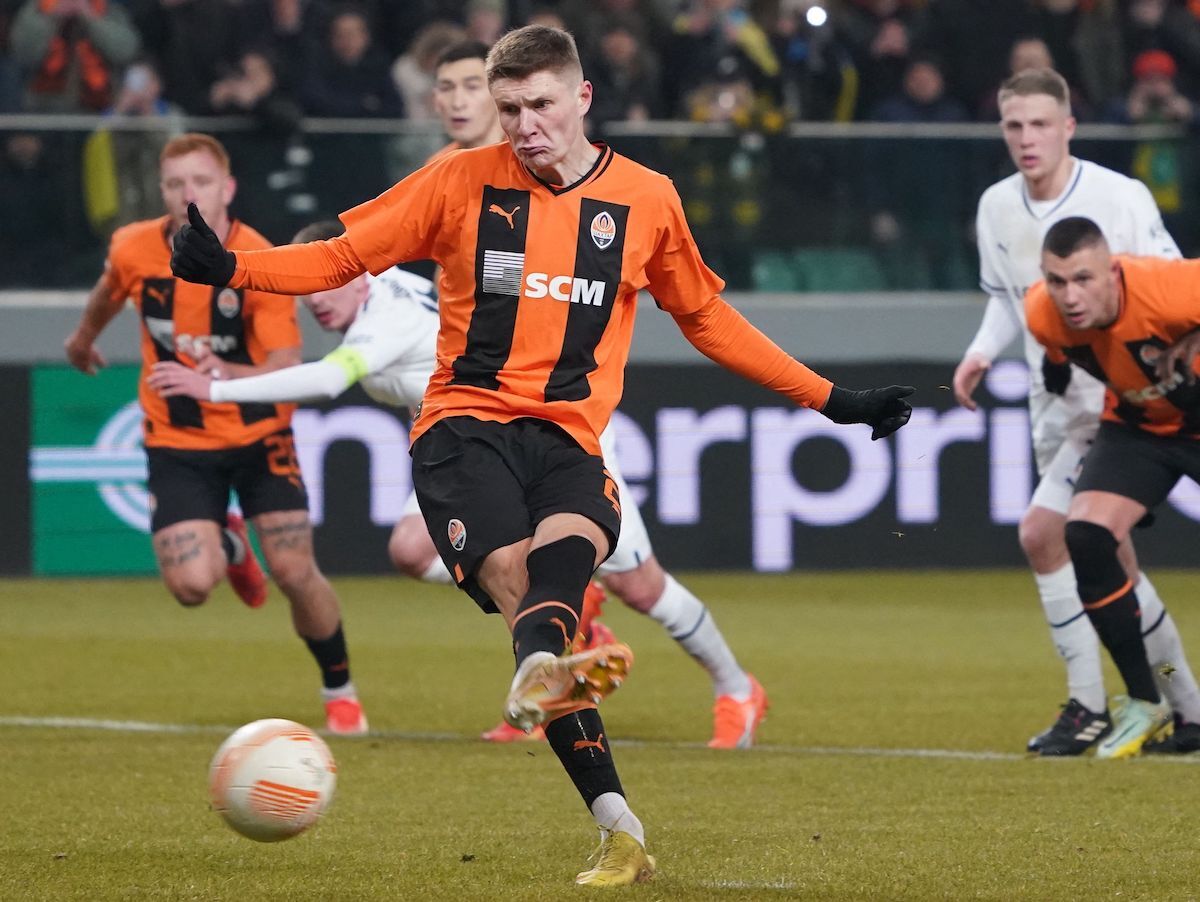 Bondarenko lanza el penalti que ha supiesto el 2-0 para el Shakhtar. (Janek SKARZYNSKI/AFP)