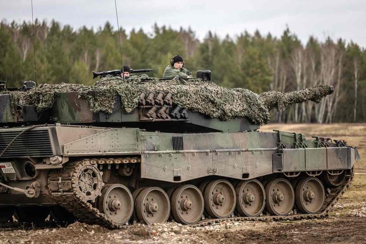 Militares polacos y ucranianos, en el manejo conjunto de un Leopard 2.-