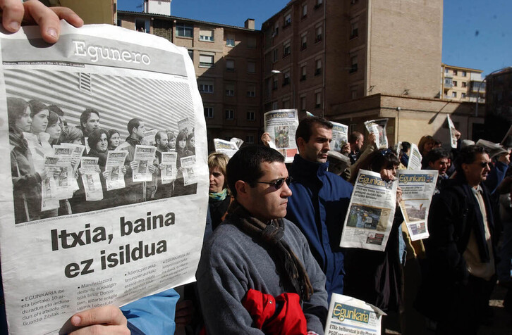 Protesta kontzentrazioa Iruñean, «Euskaldunon Egunkaria» itxi eta biharamunean.