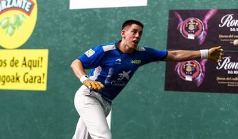 Unai Alberdi pilota astintzen.