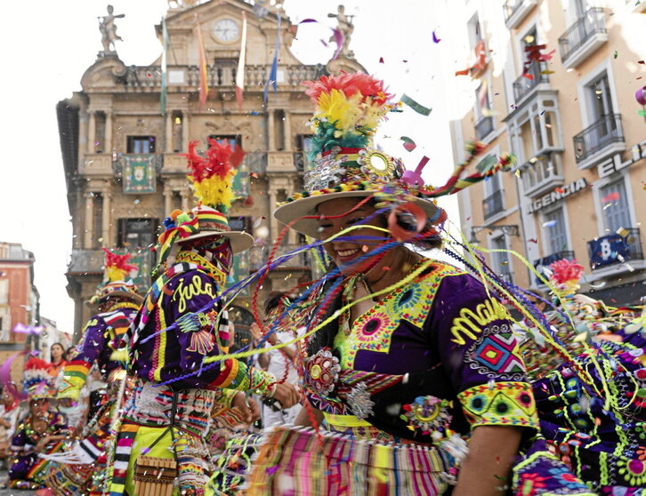 Kalejira sanferminera de migrantes, una muestra de su integración en Nafarroa.