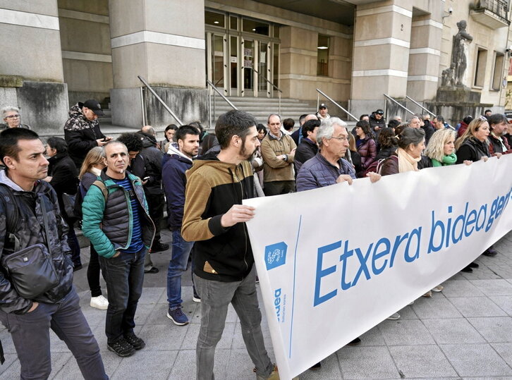 Sindikatuek presoen eskubideen alde atzo Bilbon egin zuten agerraldia.
