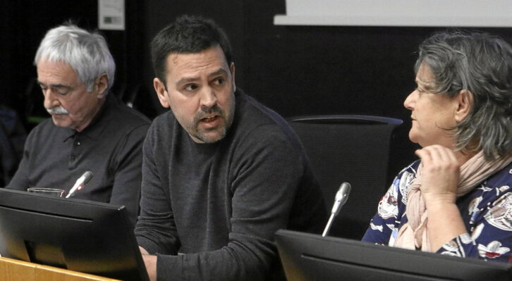 Iker Bizkarguenaga, periodista de GARA, entre Ramón Zallo y Nerea Azurmendi.