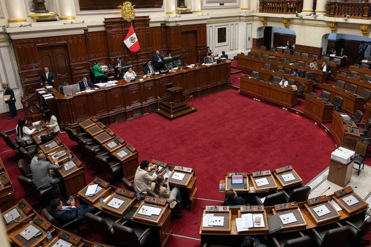 El hemiciclo peruano lucía prácticamente vacío.