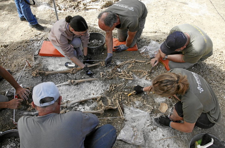 Trabajos de exhumación en la fosa de Paternain.