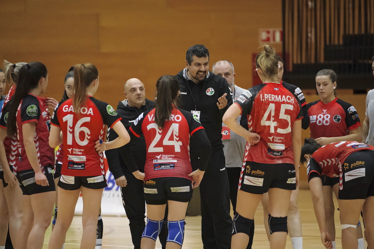 Joseba Rodríguez arenga a sus jugadoras en un partido anterior del Zuazo. (Aritz LOIOLA/FOKU)