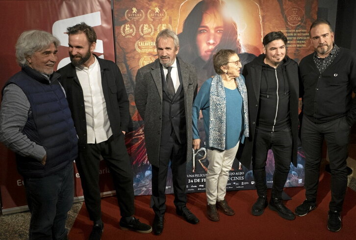 Paul Urkijo, junto a parte del reparto de “Irati” y el director de GARA, Iñaki Soto.