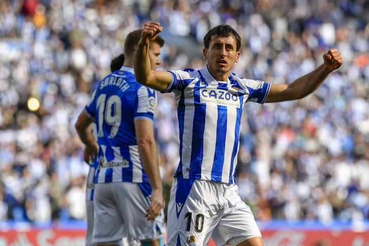 Mikel Oyarzabal celebra el gol marcado en el inicio del encuentro.