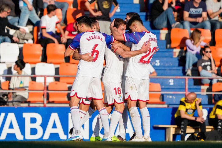 Bautista celebra el gol de la sentencia con sus compañeros.