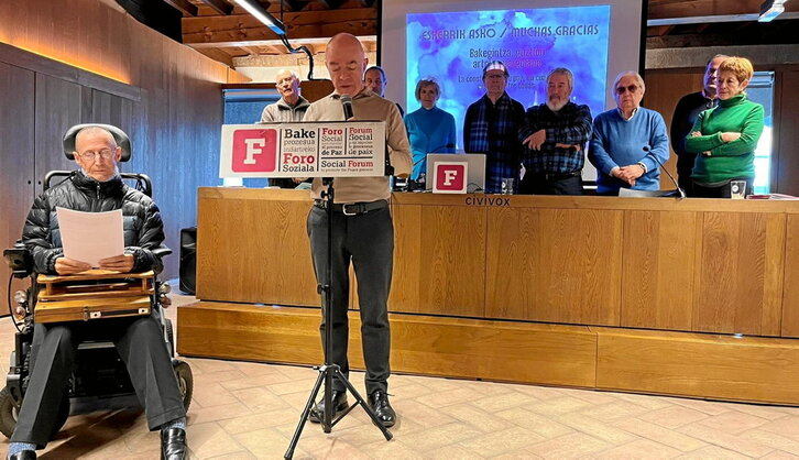 Nafarroako Foro Sozial Iraunkorreko kideak, Iruñean egindako topaketaren osteko agerraldi publikoan.