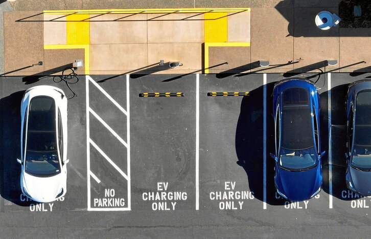 Parking para cargar coches eléctricos en California.