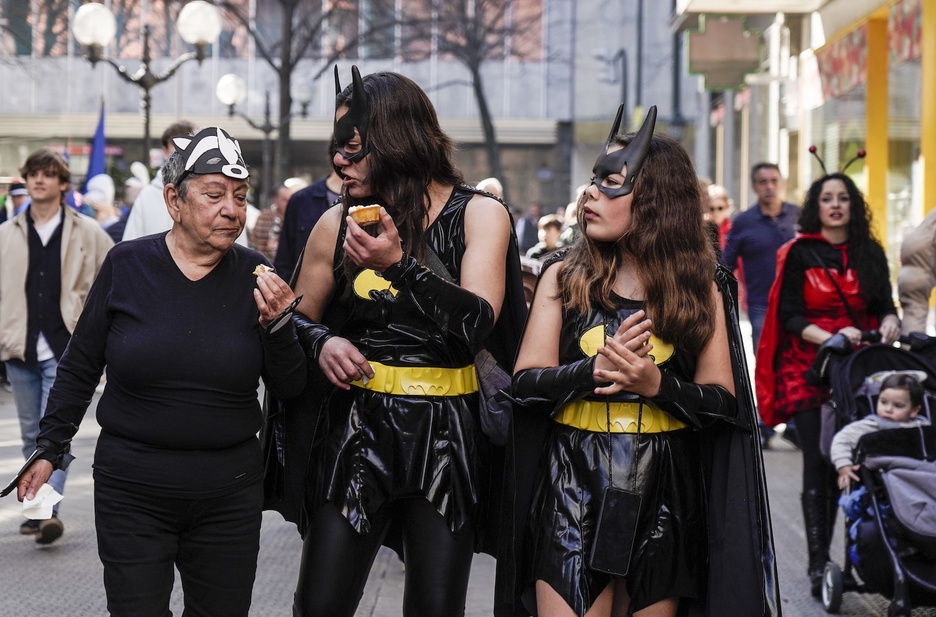 Belaunaldi ezberdinak Bilbon.