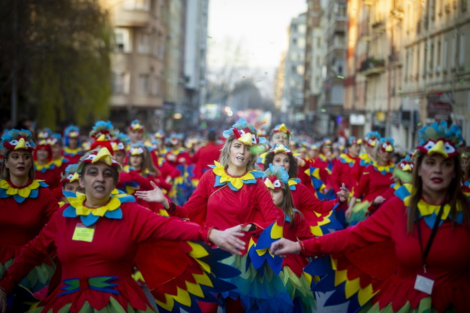 Gasteizen milaka lagunek parte hartu dute gaurko kalejiran.