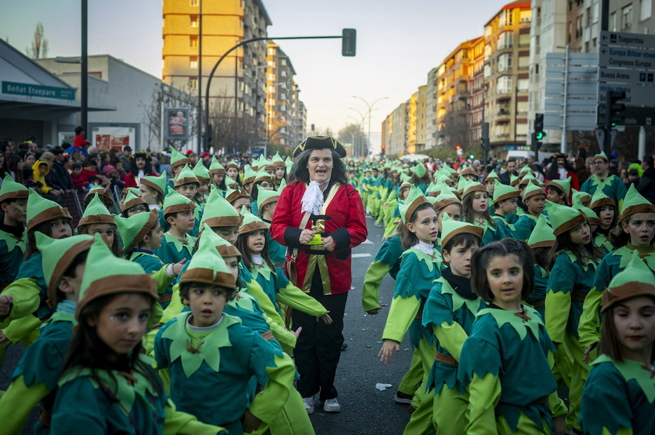 Adin guztietako jendea Zaramagan. 