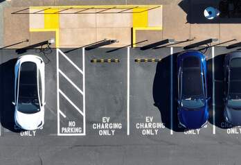 Parking para cargar coches eléctricos en California.
