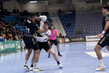 Julen Elustondo, tratando de librar otra batalla ante Sinfín en la jornada anterior.