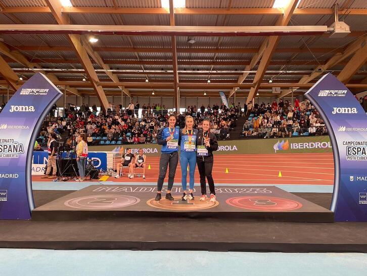 Podium de salto de pértiga, de izquierda a derecha: Malen Ruiz de Azua, Maialen Axpe y Andrea San José.