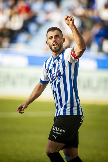 Luis Rioja, con el brazalete de capitán, celebra uno de los tres goles. 