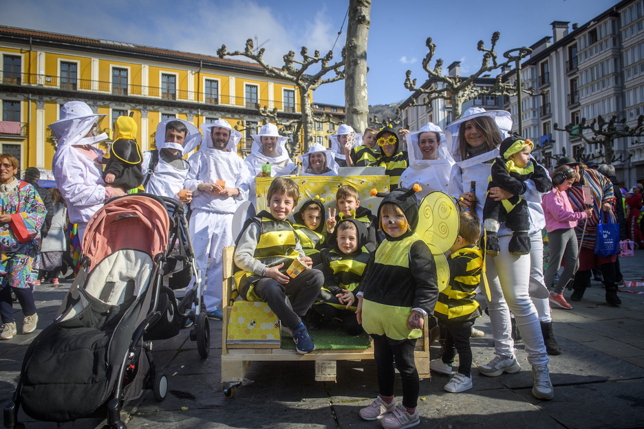 Adin guztietako jendea Tolosan.