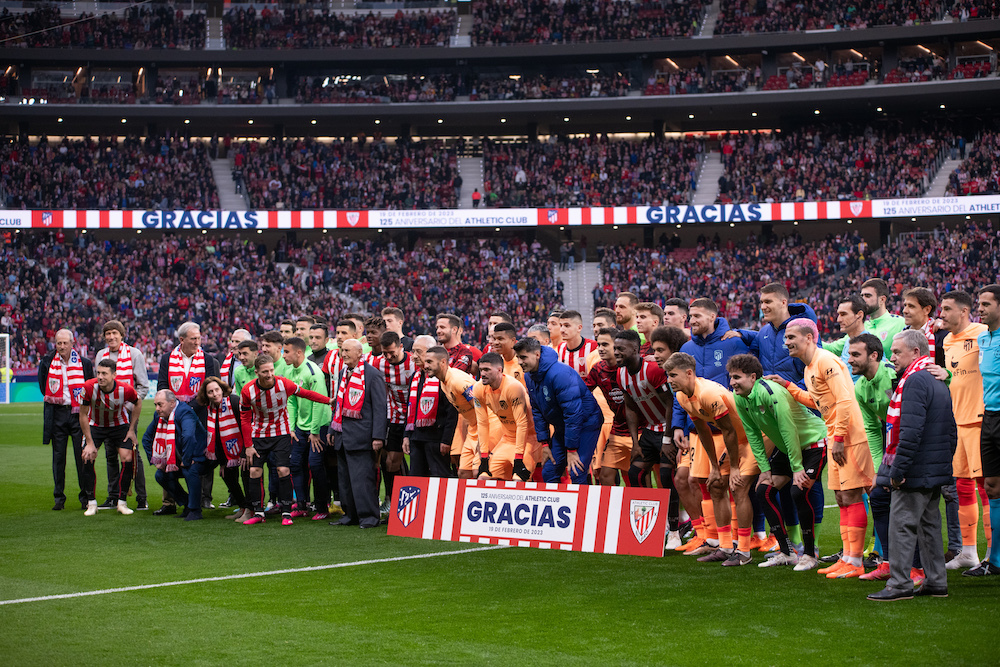 Antiguos jugadores y técnicos de ambos equipos han saltado al campo al inicio. (LA OTRA FOTO) Antiguos jugadores y técnicos de ambos equipos han saltado al campo al inicio. (LA OTRA FOTO)