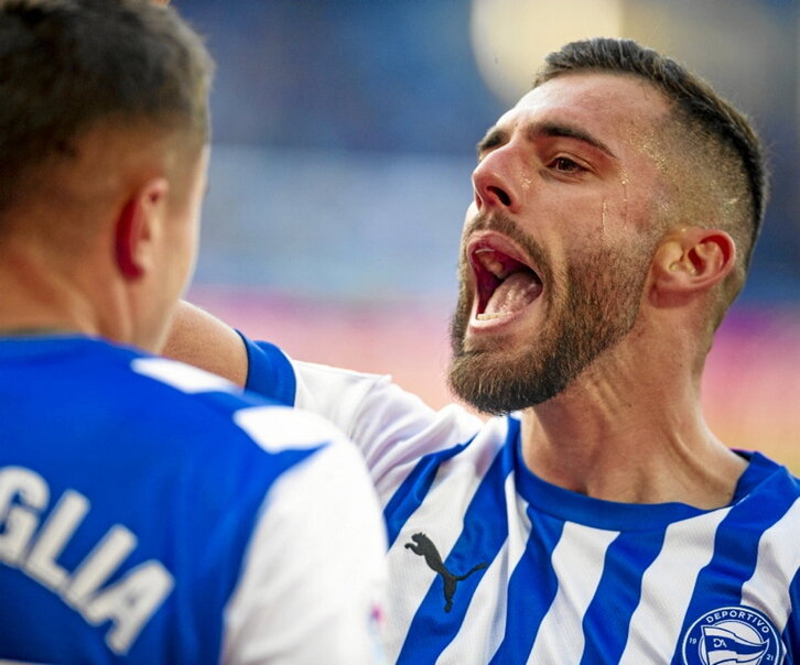 Luis Rioja celebra uno de sus tres goles.