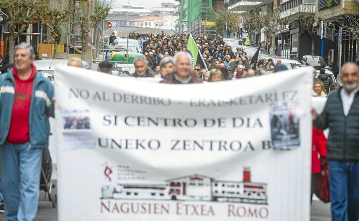 La movilización vecinal recorrió a mediodía el centro de Erromo.