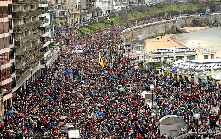 Decenas de miles de personas se manifestaron en Donostia contra el cierre del diario.