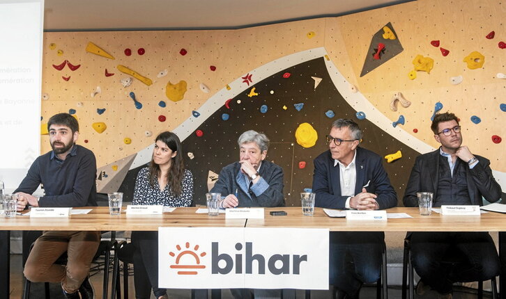 Bihar institutuko kideak, Euskal Elkargoko ordezkaria eta lanbide ezberdinetako Ganbaren kideak, Baionako agerraldian.