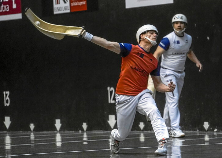 Argazki nagusian, Lopez eta Beaskoetxea, Gernikako pilota eskolako umeekin,  Aldamenean, Beaskoetxearen pilotakada bat eta jendearen txaloak harmailetan.