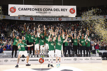 Darío Brizuela y Alberto Díaz levantan la segunda Copa que suma Unicaja a su palmarés.