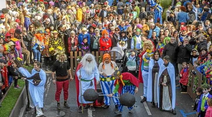 Goian, Zaldunita eguna, Tolosan. Behean, ezkerrean, inudeak eta artzainak, Beran. Eskuinean, Iruinkokoa, Iruñean.