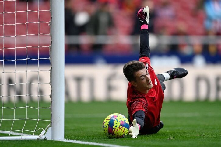 Julen Agirrezabala fue titular en el Metropolitano por primera vez esta temporada en Liga.
