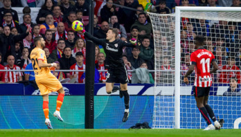Julen Agirrezabala fue titular en el Metropolitano por primera vez esta temporada en Liga.