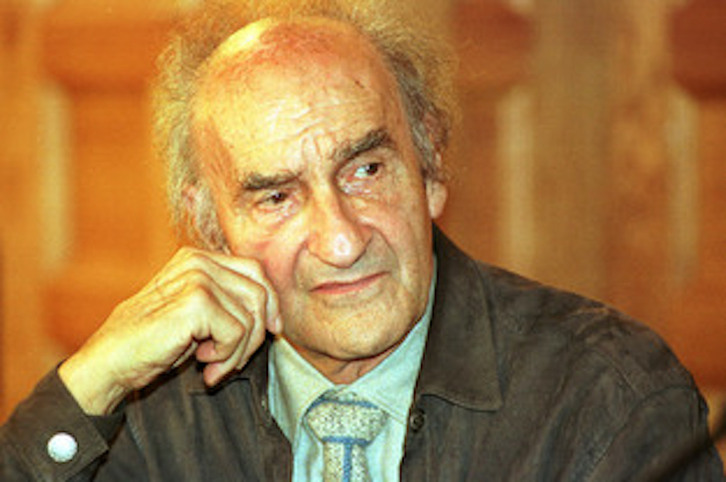 Eduardo Txillida, Humanitateen Eusko Ikaskuntza Caja Laboral saria eman ziotenean.