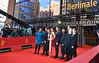 Celine Song (tercera por la izquierda), con el equipo del festival. 