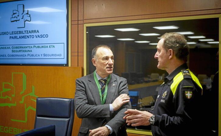 El director de Coordinación de Seguridad, Aitor Lete, y el jefe de la Policía Municipal de Basauri, Asier Erkoreka.