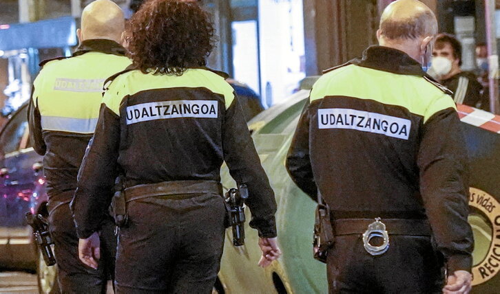 Imagen de agentes de la Policía Municipal con sus armas y otros elementos de su equipación básica.