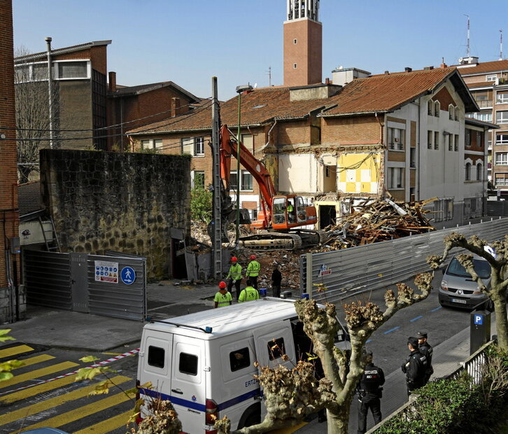 Una furgoneta de la Ertzaintza vigila las labores de derribo de Nagusien Etxea.