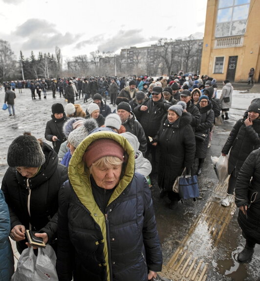 Cientos de personas hacen cola en la plaza del centro cultural de Kramatorsk para poder conseguir pan.
