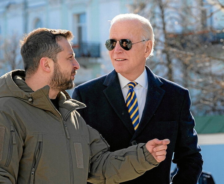 Zelenski y Biden caminan ante la Catedral de las Cúpulas Doradas de St. Michael.