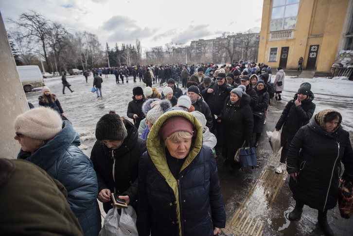  Cientos de personas hacen cola en la plaza del centro cultural de Kramatorsk para poder conseguir pan.