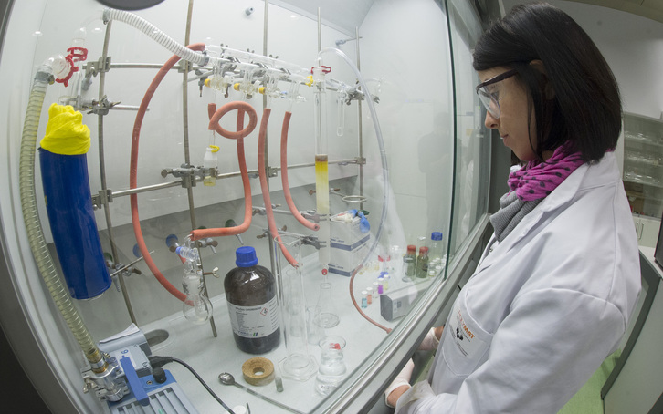 Ikertzaile bat lanean, ikerketa zentro batean.